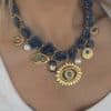 Collier rétro à gros maillons travaillés avec une bande de jean