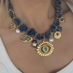 Collier rétro à gros maillons travaillés avec une bande de jean