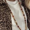Collier sautoir composé de perles d'acétate de couleur ambre