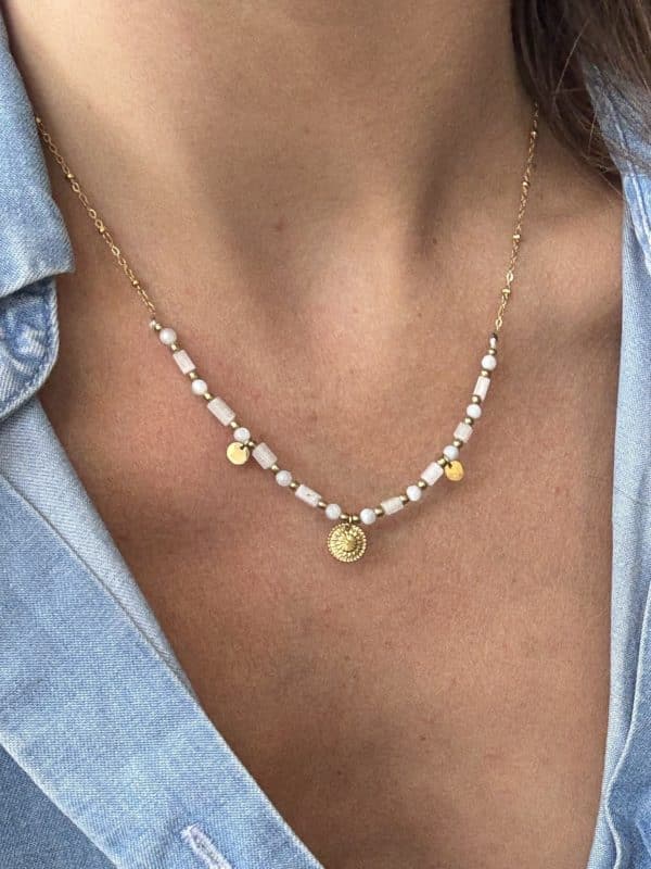 Collier très fin en acier inoxydable doré avec petit soleil, pierres naturelles et pampilles en acier inoxydable