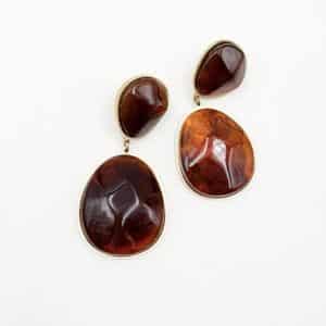 Boucles d'oreilles pendantes en acier inoxydable de couleur dorée. Finitions ambre