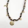Collier composé d'un cordon satiné imprimé léopard avec pendentifs étoile, lune et soleil
