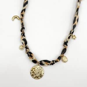 Collier composé d'un cordon satiné imprimé léopard avec pendentifs étoile, lune et soleil