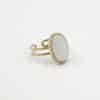 Bague composé d'un double anneau ciselé et d'une pierre naturelle de jade de couleur blanche