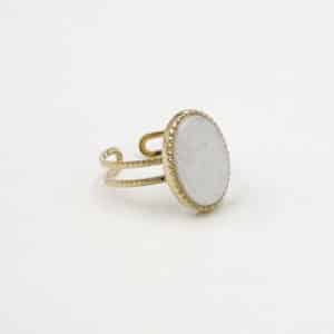 Bague composé d'un double anneau ciselé et d'une pierre naturelle de jade de couleur blanche