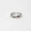 Bague fine de type alliance. bijou Finement travaillé en acier inoxydable de couleur argent