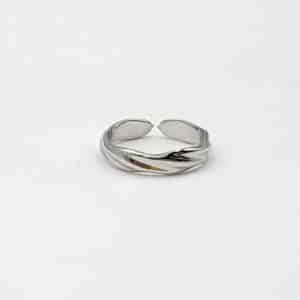 Bague fine de type alliance. bijou Finement travaillé en acier inoxydable de couleur argent