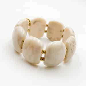 Bracelet manchette monté sur élastique ultra tendance en perles couleur beige et perles d’acier inoxydable