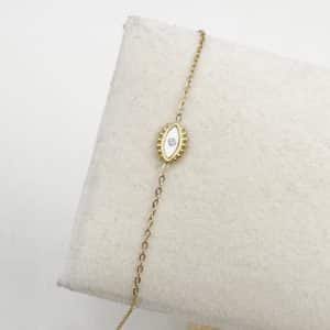 Joli bracelet extrêmement fin composé d’une fine chaine  ornée d’un oeil de protection en nacre