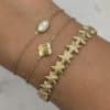 Joli bracelet extrêmement fin composé d’une fine chaine  ornée d’un oeil de protection en nacre