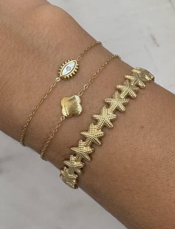 Joli bracelet extrêmement fin composé d’une fine chaine  ornée d’un oeil de protection en nacre