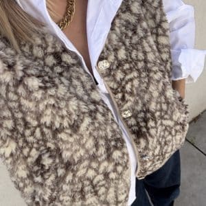 Veston moumoute sans manches dans un camaïeu de beige Magnifique veste sans manches en moumoute
