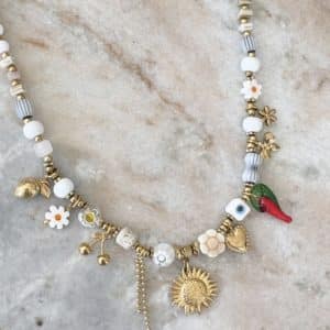 collier pendentifs, pampilles en forme de citron, cerise, marguerite, fleur, piment