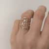 Bague Aïda – Bague large composée d'une multitude de petits anneaux martelés – Bijou doré en acier inoxydable