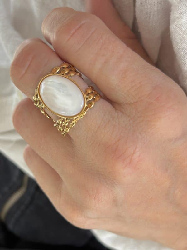 Bague MATHILDE – Bague large avec pierre naturelle de nacre – Bijou doré en acier inoxydabl