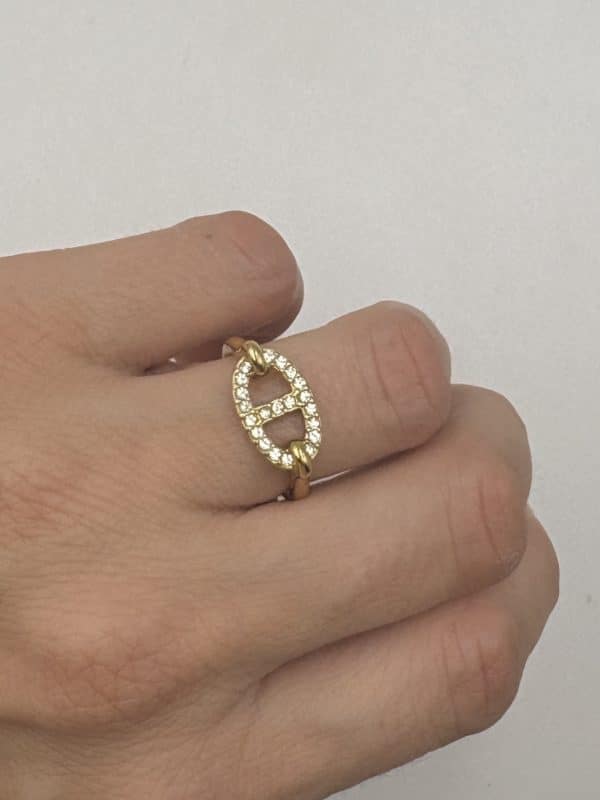 Bague composée d’un double FIN anneau serti de petits strass