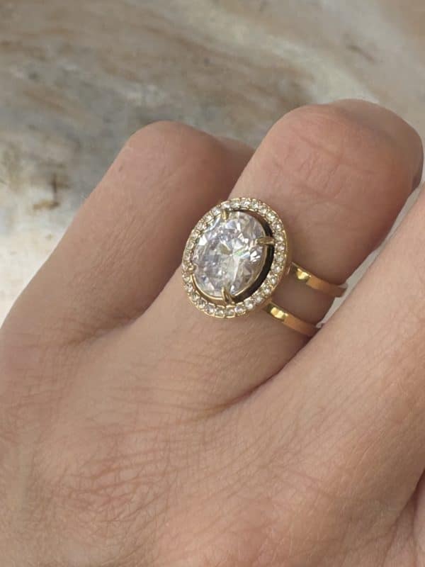 Bague en acier inoxydable et ajuste avec strass 