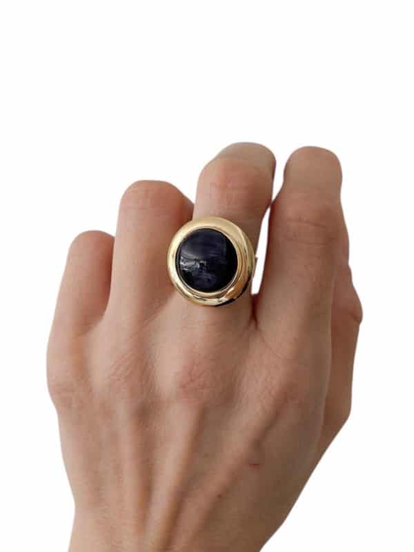 Bague large avec pierre naturelle DE NACRE GRIS TRÈS FONCÉ, NOIRE – Bijou doré en acier inoxydable