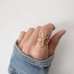 Bague large composée d'acier inoxydable doré et représentant une fleur marguerite. Bijou en acier inoxydable