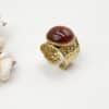 Bague large de type chevalière avec centre de couleur ambre