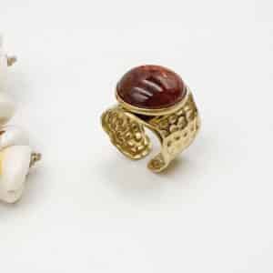 Bague large de type chevalière avec centre de couleur ambre