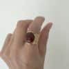 Bague large de type chevalière avec centre de couleur ambre