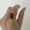 Bague AMBERE – Bague large À TROIS ANNEAUX avec centre de couleur ambre – Bijou doré en acier inoxydable Bague large  ajustable fabriquée en acier inoxydable de couleur dorée et composée de trois anneaux ondulés