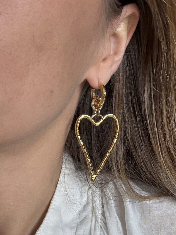 Boucles d’oreilles pendantes en acier inoxydable de couleur dorée et en forme de coeurs