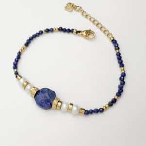 Bracelet composé de pierres naturelles de lapilzuli et de perles d'eau douce, fermoir et chainette en acier inoxydable doré