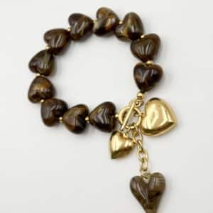 Bracelet composé d'une succession de coeurs en résine marron avec pampilles en forme de coeurs