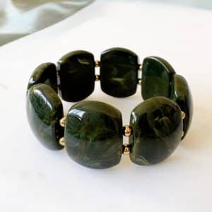 Bracelet manchette ultra tendance en perles couleur vert kaki. Bijou élastique