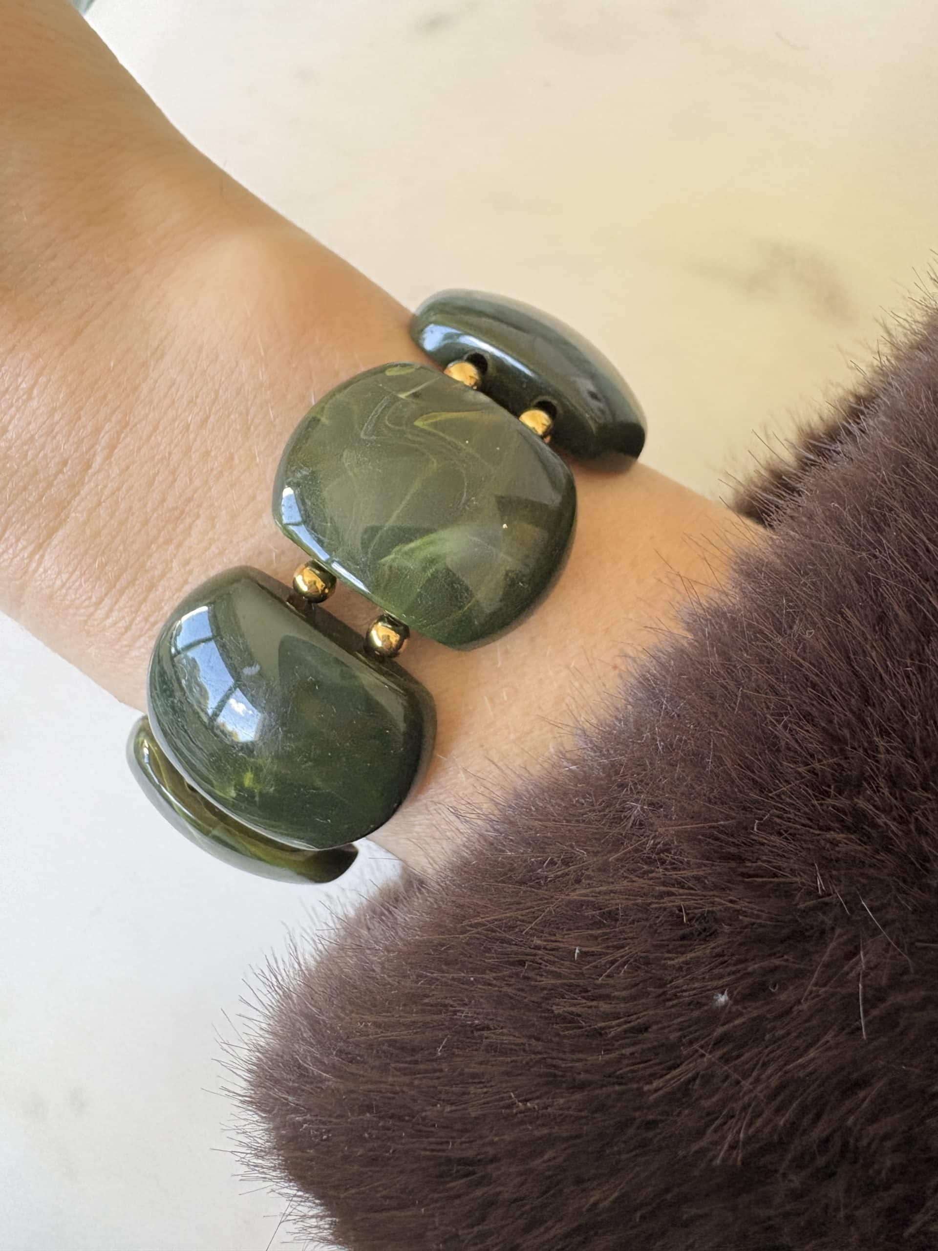 Bracelet manchette ultra tendance en perles couleur vert kaki. Bijou élastique