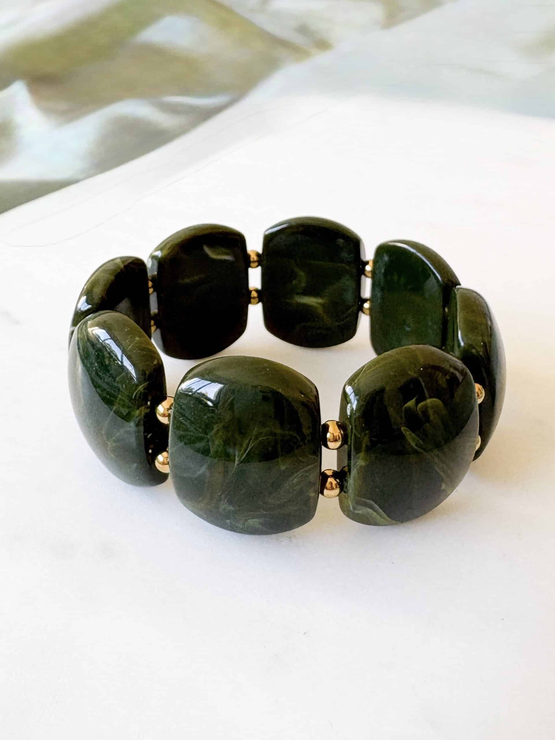 Bracelet manchette ultra tendance en perles couleur vert kaki. Bijou élastique