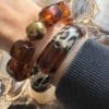 Bracelet monté sur élastique avec perles en acétate de couleur ambre et imprimé léopard