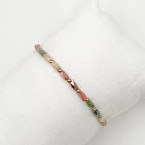 Bracelet monté sur élastique composé de perles de verre multicolores et de petites billes en acier inoxydable