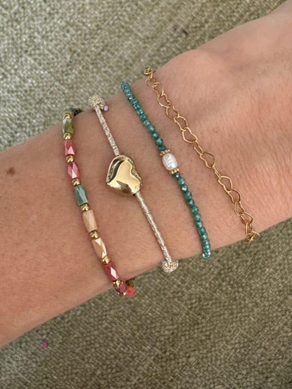 Bracelet monté sur élastique composé de perles de verre multicolores et de petites billes en acier inoxydable