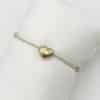 Bracelet monté sur élastique doré à noeuds coulants et petit pendentif en forme de coeur en acier inoxydable