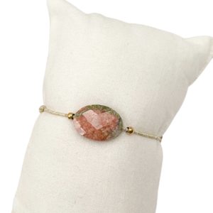 Bracelet monté sur élastique doré à noeuds coulants et petit pendentif oval de pierre naturelle 