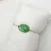 Bracelet monté sur élastique doré à noeuds coulants et petit pendentif oval de pierre naturelle d'Agathe verte 