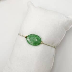 Bracelet monté sur élastique doré à noeuds coulants et petit pendentif oval de pierre naturelle d'Agathe verte 