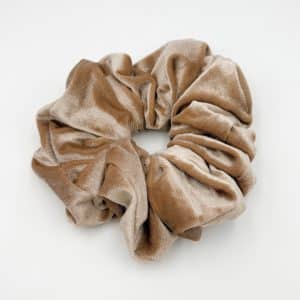 Découvrez la Nouveauté Chouchou en velours beige: L’Accessoire Tendance pour Sublimer vos Cheveux ! À la recherche d’un accessoire à la fois élégant et pratique pour vos cheveux ? Ne cherchez plus ! Le chouchou en velours est la nouveauté incontournable de cette saison. Alliant style et fonctionnalité, cet accessoire va rapidement devenir votre allié beauté au quotidien