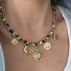 Collier composé d'un cordon satiné ainsi que de pendentif en acier inoxydable