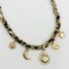 Collier composé d'un cordon satiné ainsi que de pendentif en acier inoxydable