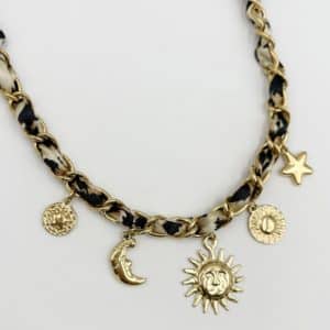 Collier composé d'un cordon satiné ainsi que de pendentif en acier inoxydable