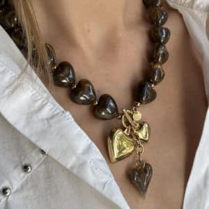 Collier composé d’une succession de coeurs en résine marron avec pampilles en forme de coeurs en résine et acier inoxydable – Bijou en acier inoxydable