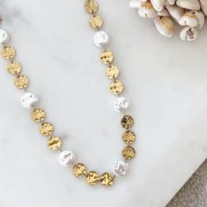 Collier en acier inoxydable doré avec chaine martelée et perles d'eau douce