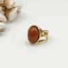 Bague AMBERE – Bague large À TROIS ANNEAUX avec centre de couleur ambre – Bijou doré en acier inoxydable Bague large  ajustable fabriquée en acier inoxydable de couleur dorée et composée de trois anneaux ondulés