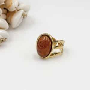 Bague AMBERE – Bague large À TROIS ANNEAUX avec centre de couleur ambre – Bijou doré en acier inoxydable Bague large  ajustable fabriquée en acier inoxydable de couleur dorée et composée de trois anneaux ondulés