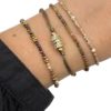 Joli bracelet fait main, ce bijou est composé de petites perles dans les tons de beige ainsi que mini perles d’eau douce véritables et finitions en acier inoxydable doré