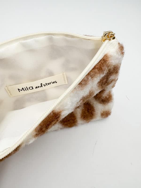 Pochette à message MAMA LOVE à fermeture éclair en PETITES BOUCLETTES à imprimé léopard beige